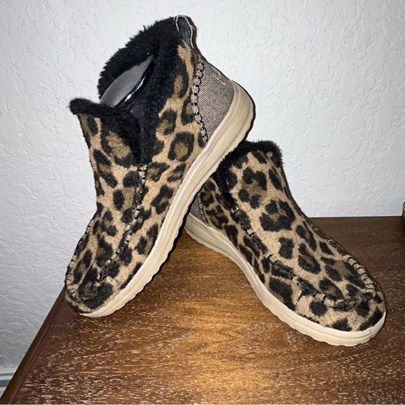 Hey Dude Denny Leopard Animal Print Fuzzy Boots - Picture 1 of 10
